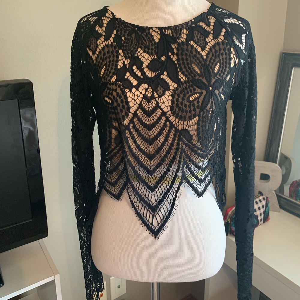 Cropped Long Sleeve Lace Shirt